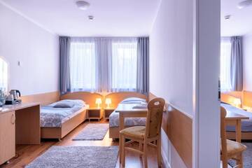 Фото номера Стандартный семейный номер Отель Tailor Hotel Sport &amp; Conference г. Моронг 2